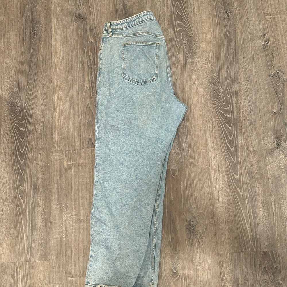 Abercrombie and Fitch light wash 90's relaxed Jean high rise. Size 35, regular.
